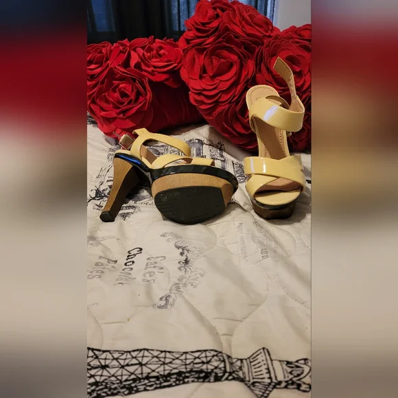 Beautiful Sandals - Picture 2 of 3